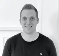 Kasper sidder klar til at hjælpe